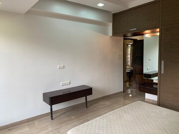 Room in 3 BHK Apartment at Emporis Apartment, Bandra West – for Rent