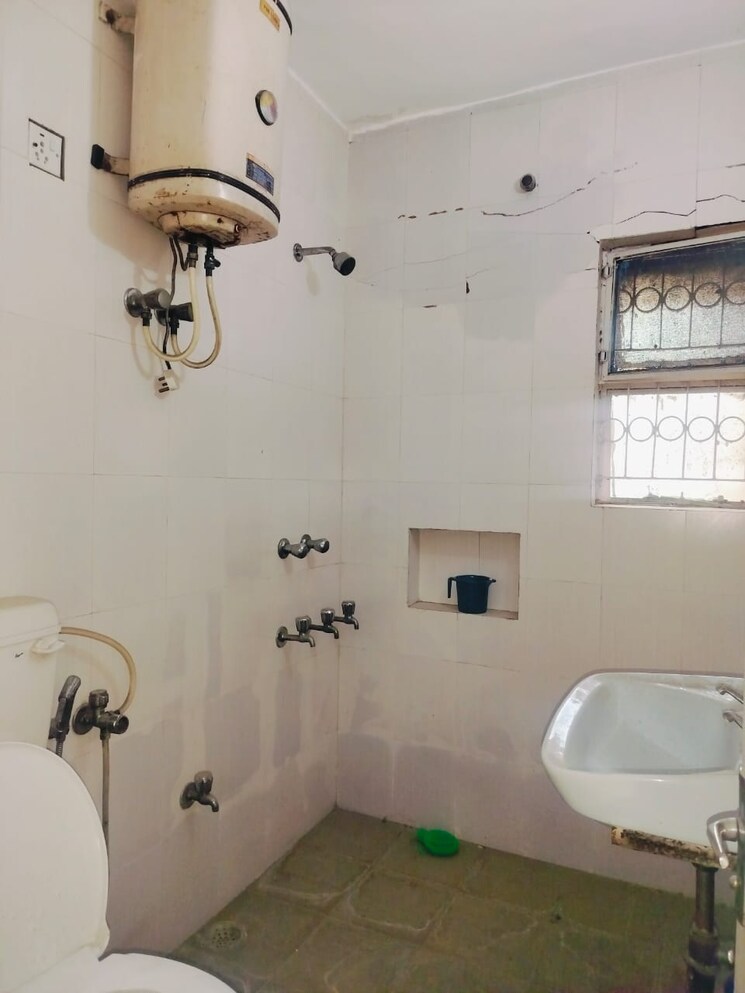 Bathroom, sarita vihar 3 Bedroom 1500 Sq.Ft. Apartment In Sarita Vihar Delhi 8209260