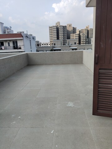  5 BHK Villa at Unitech Uniworld Resorts-The Residences, Sector 33 – for Rent