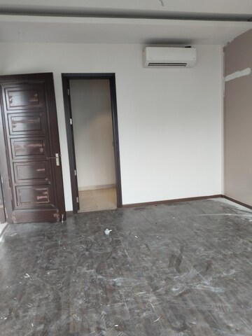 Room in 5 BHK Villa at Unitech Uniworld Resorts-The Residences, Sector 33 – for Rent
