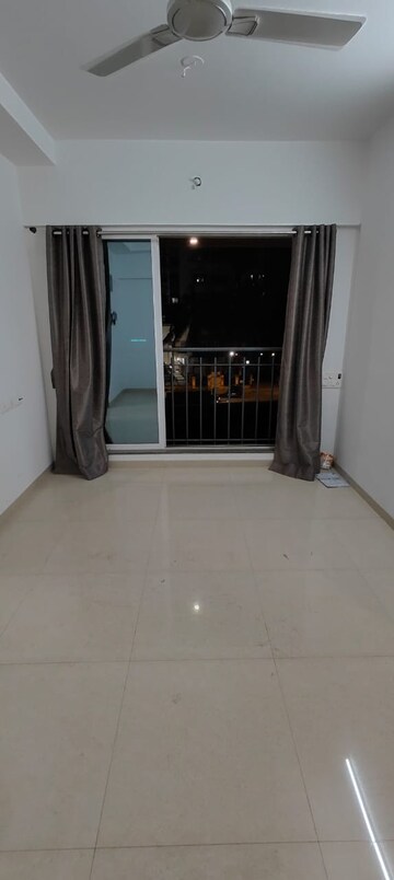 Room in 1 BHK Apartment at Solitaire Malad West, Malad West – for Rent