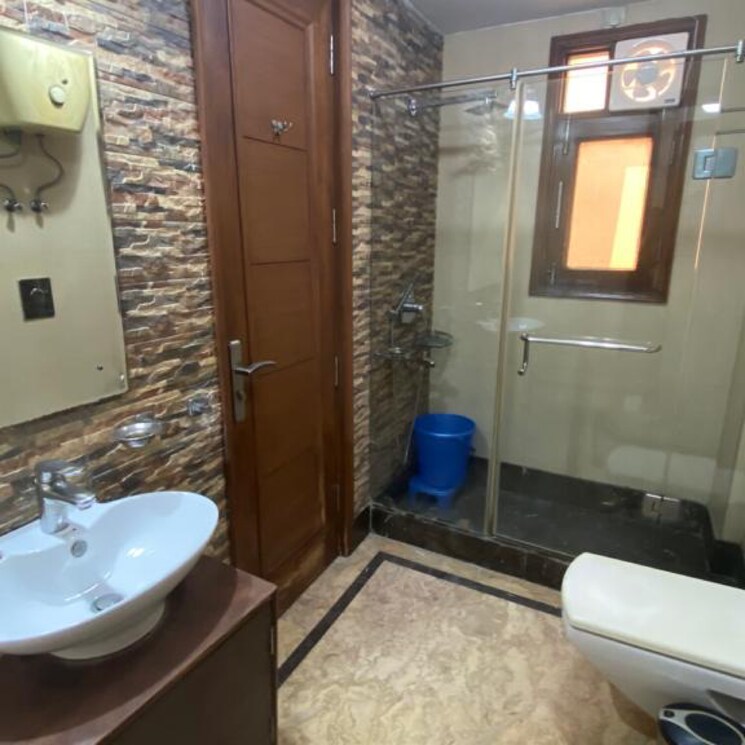 Bathroom, south extension 4 Bedroom 330 Sq.Yd. Builder Floor In South Extension Delhi 8209567