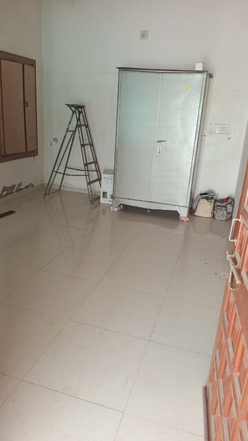Room in 3 BHK Independent House at Naranpura – for Rent
