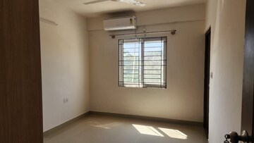 Room in 3.5 BHK Apartment at Indiranagar – for Rent