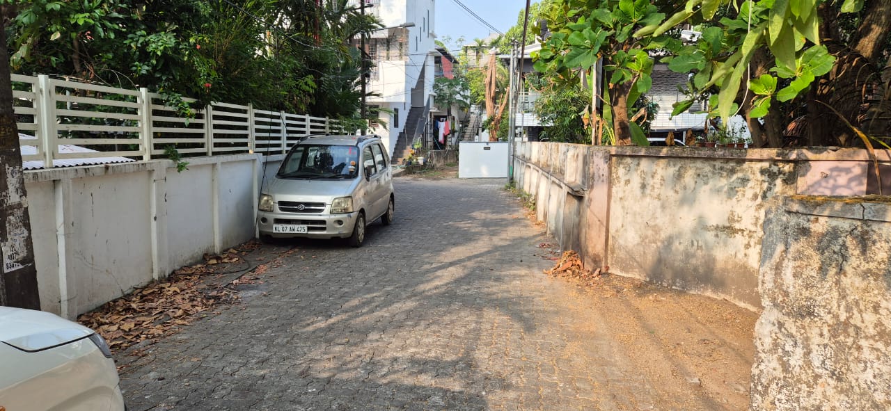 Plot For Sale in Kaloor Azaad Road