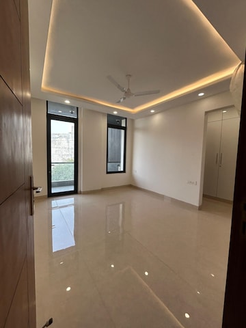 Room in 3 BHK Builder Floor at Empire Floors, Sector 57 – for Rent