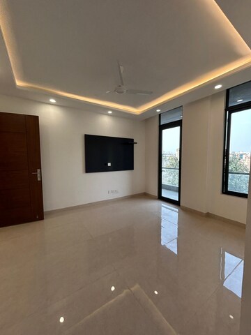 Room in 3 BHK Builder Floor at Empire Floors, Sector 57 – for Rent
