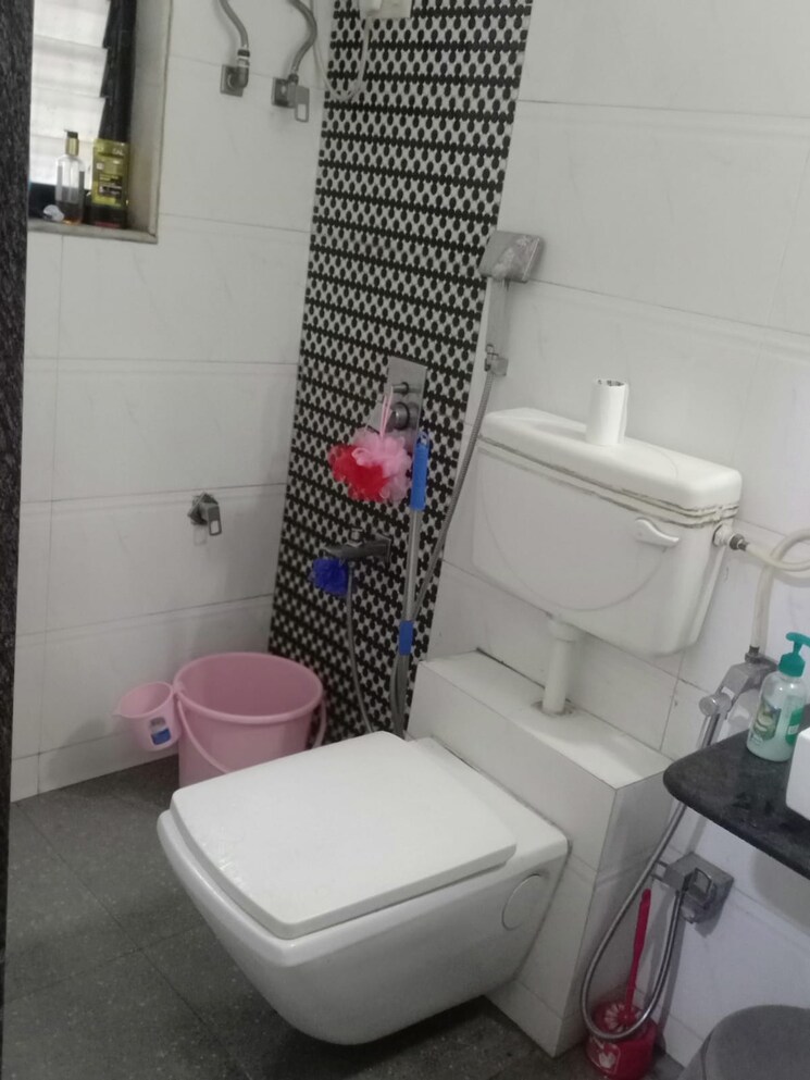 Bathroom, dheeraj-uphar-chs-ltd- 1 Bedroom 630 Sq.Ft. Apartment In Malad East Mumbai 8210261