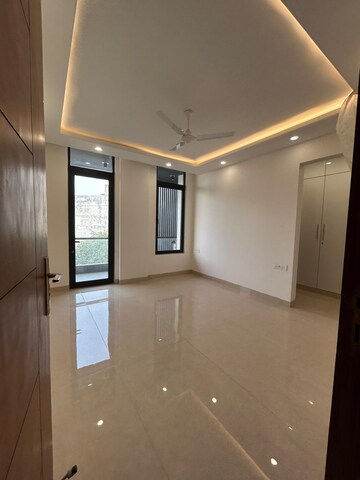 Room in 3 BHK Builder Floor at Empire Floors, Sector 57 – for Rent