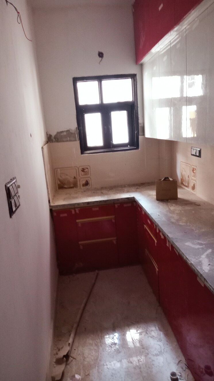Kitchen, mukundpur 3 Bedroom 100 Sq.Yd. Builder Floor In Mukundpur Delhi 8210359