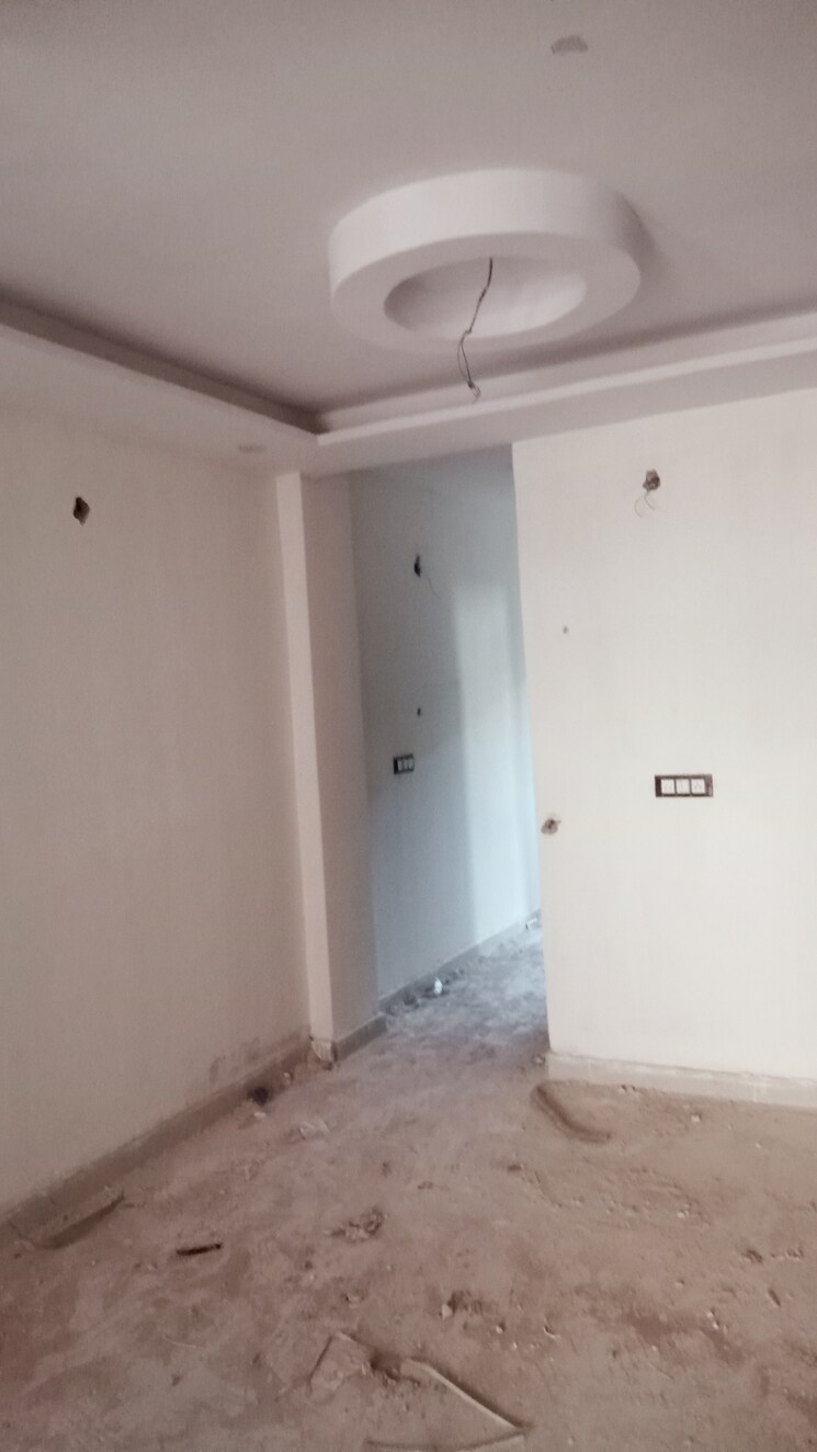 Room, mukundpur 3 Bedroom 100 Sq.Yd. Builder Floor In Mukundpur Delhi 8210359