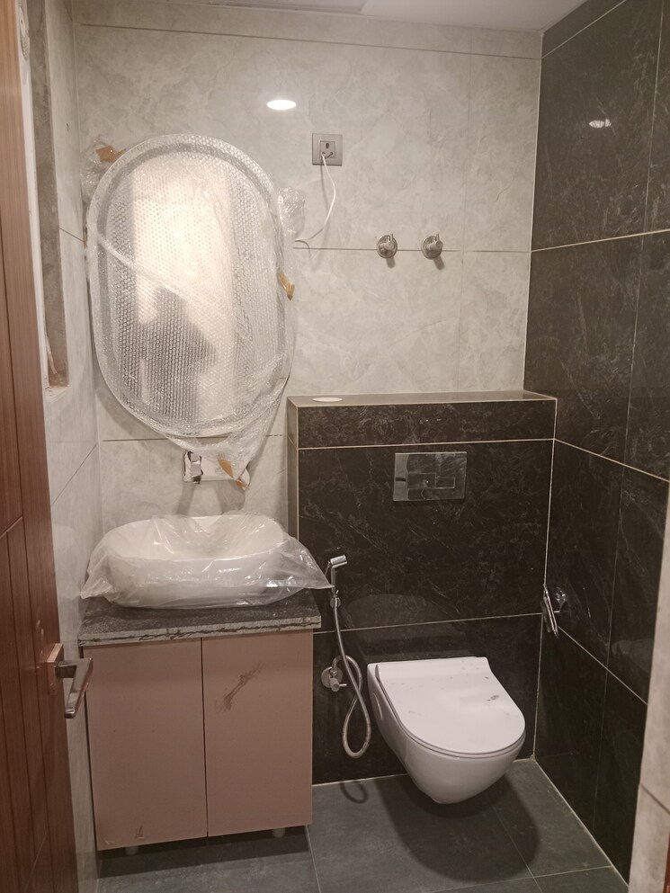 Bathroom, sector 73 3 Bedroom 1350 Sq.Ft. Builder Floor In Sector 73 Noida 8210372