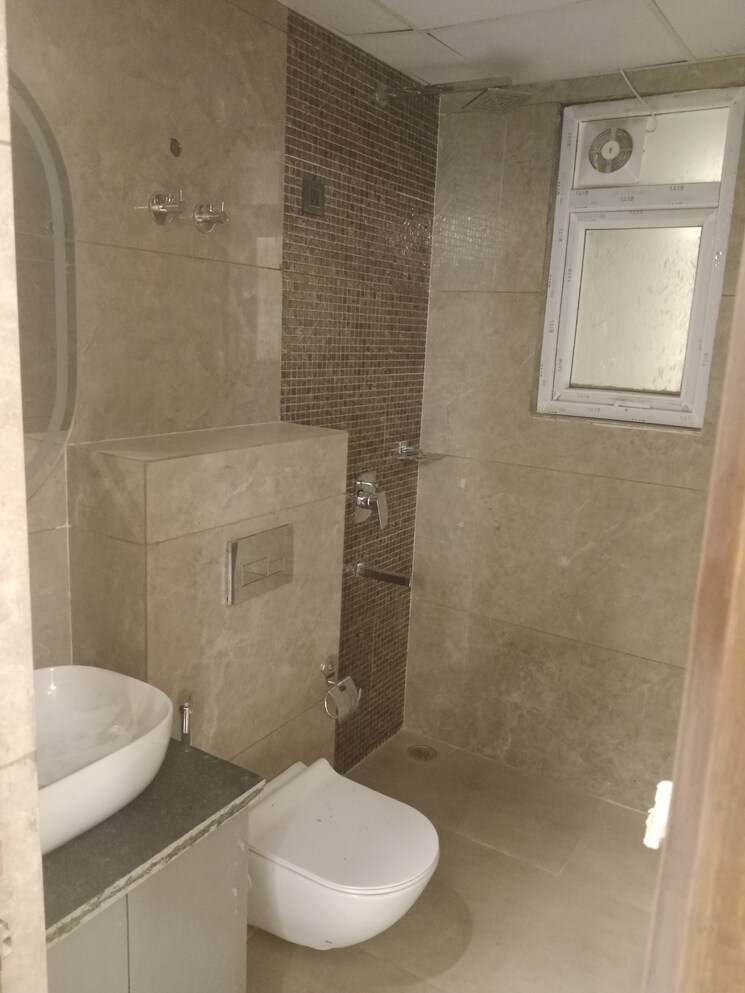 Bathroom, sector 73 3 Bedroom 1350 Sq.Ft. Builder Floor In Sector 73 Noida 8210372