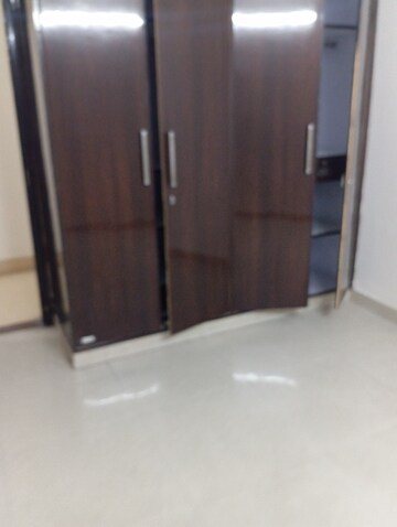 Furnished Amenities in 3 BHK Builder Floor at Krishna Nagar – for Rent
