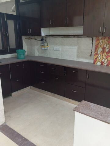 Furnished Amenities in 3 BHK Builder Floor at Krishna Nagar – for Rent