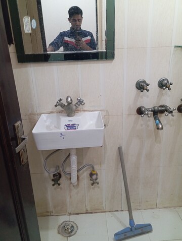 Furnished Amenities in 3 BHK Builder Floor at Krishna Nagar – for Rent