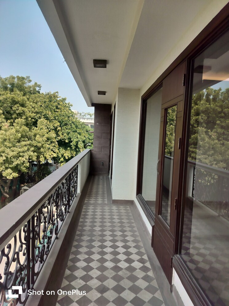 Balcony, safdarjung development area 4 Bedroom 300 Sq.Yd. Builder Floor In Safdarjung Development Area Delhi 8210409