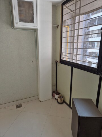Room in 2 BHK Apartment at Vasant Valley Complex, Malad East – for Rent