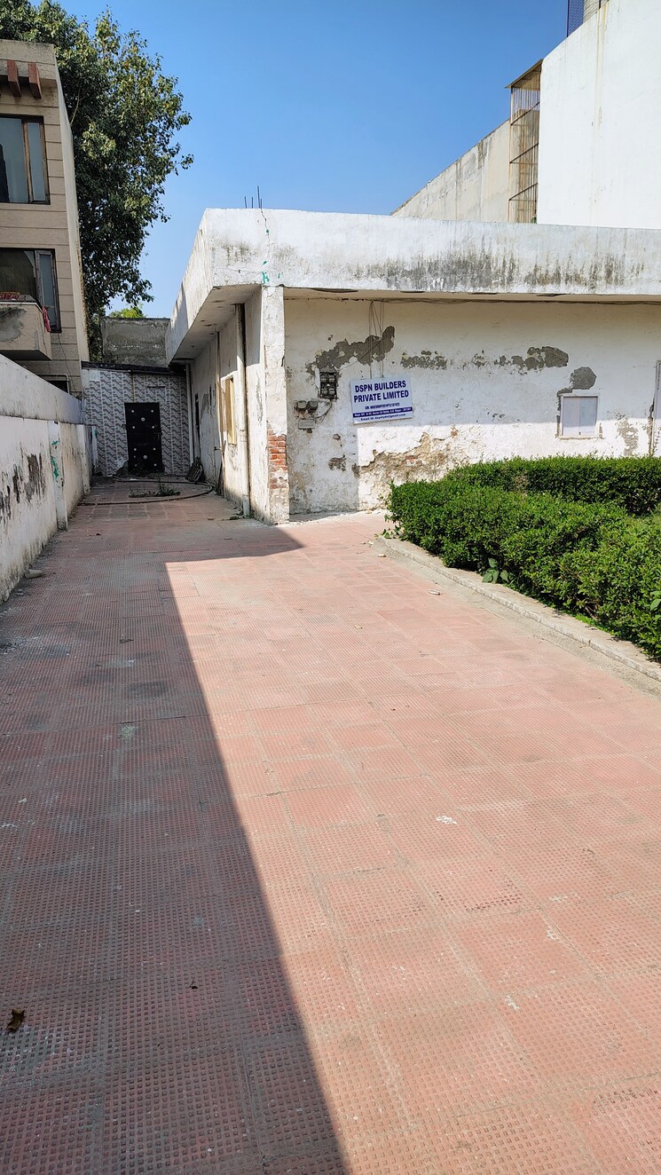  Parking, rwa-apartments-sector-52 2.5 Bedroom 4500 Sq.Ft. Villa In Sector 52 Noida 8210472