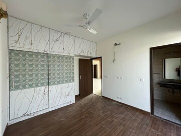 Room in 3 BHK Apartment at BPTP Amstoria, Sector 102 – for Rent