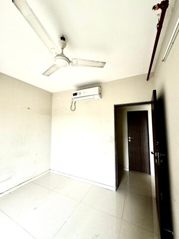 Room in 2 BHK Apartment at Kanakia Spaces Zen World, Kanjurmarg East – for Rent