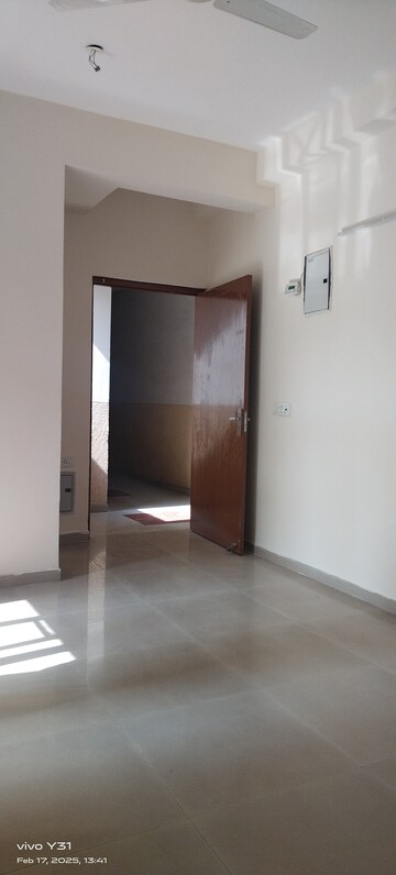 Room in 2 BHK Apartment at Mahagun Mywoods, Sector 16c Greater Noida – for Rent