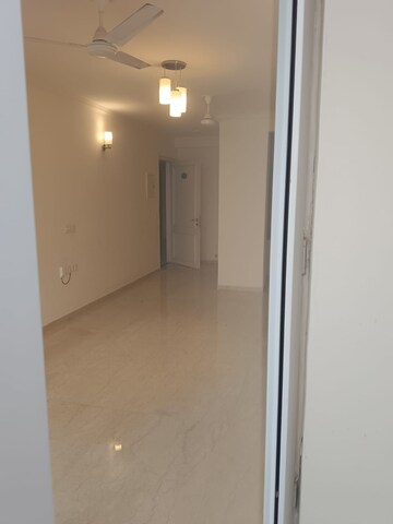 Room in 3 BHK Apartment at Omaxe The Palace, Gomti Nagar – for Rent