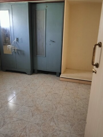 Room in 1 BHK Apartment at Mandpeshwar Dham CHS, Ic Colony – for Rent