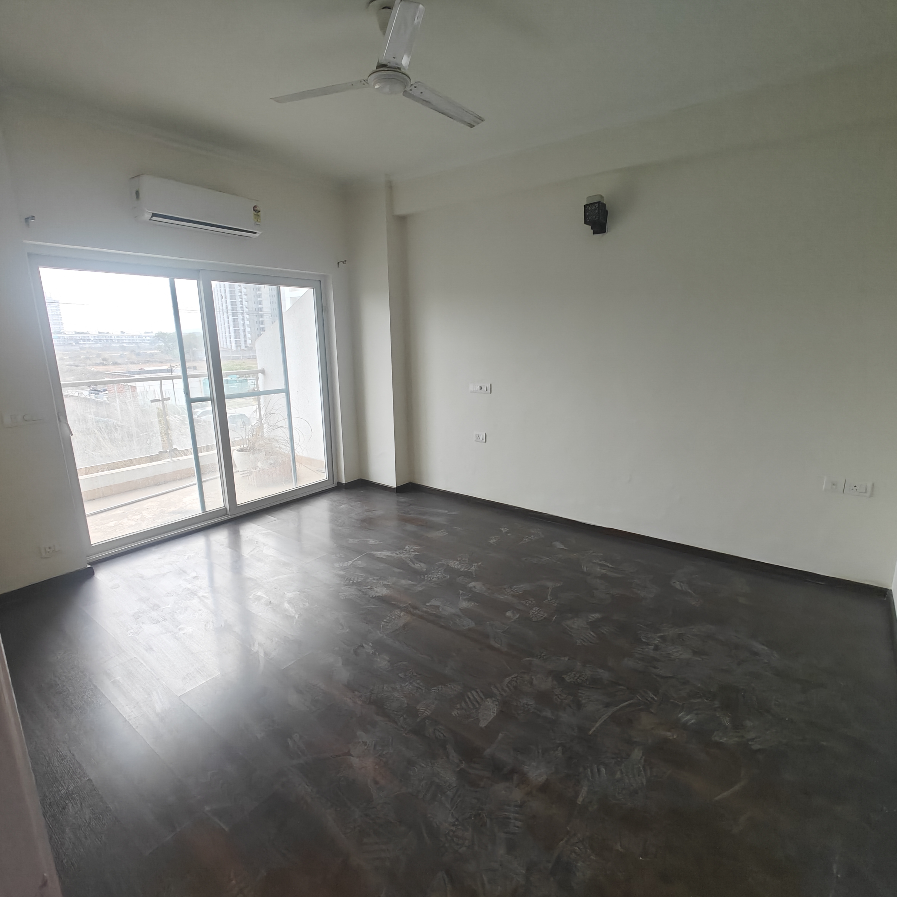 3.5 BHK + Servant Room,Extra Room Apartment For Sale in Shree Vardhman Victoria