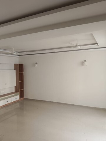 Room in 3 BHK Apartment at Omaxe Waterscapes, Gomti Nagar – for Rent