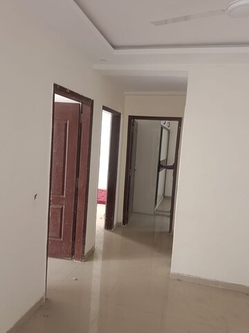 Room in 3 BHK Apartment at Omaxe Waterscapes, Gomti Nagar – for Rent