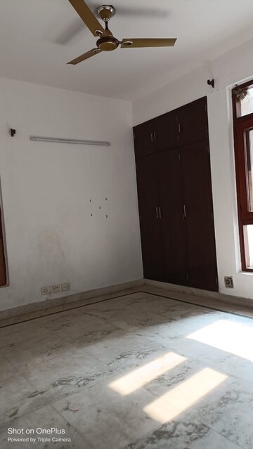 Room in 3 BHK Apartment at Sector 5, Dwarka – for Rent
