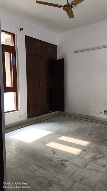 Room in 3 BHK Apartment at Sector 5, Dwarka – for Rent