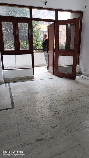 Room in 3 BHK Apartment at Sector 5, Dwarka – for Rent