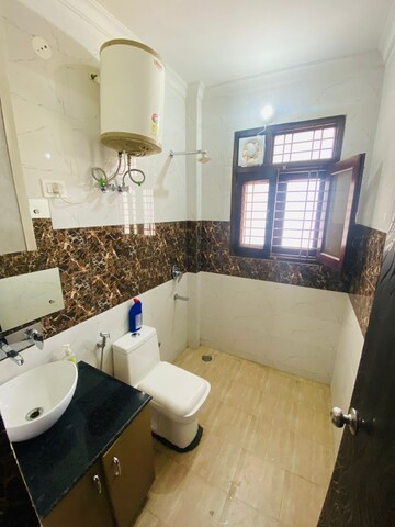 Master Bedroom in 3 BHK Builder Floor at Sector 40 – for Rent
