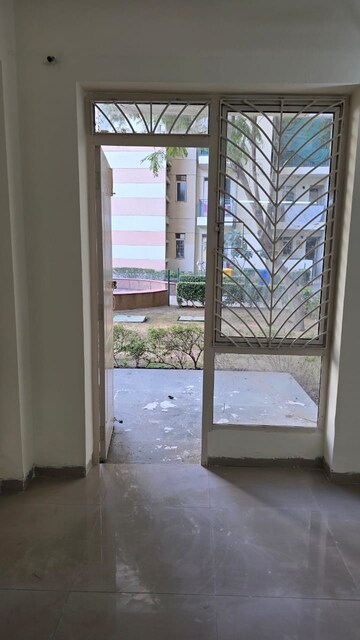 Room in 3 BHK Builder Floor at SS Southend Floors, South City 2 – for Rent