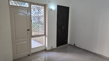 Room in 3 BHK Builder Floor at SS Southend Floors, South City 2 – for Rent