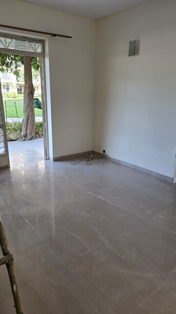 Room in 3 BHK Builder Floor at SS Southend Floors, South City 2 – for Rent