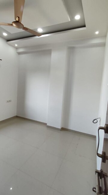 Room in 4 BHK Apartment at Prestige Misty Waters, Hebbal – for Sale