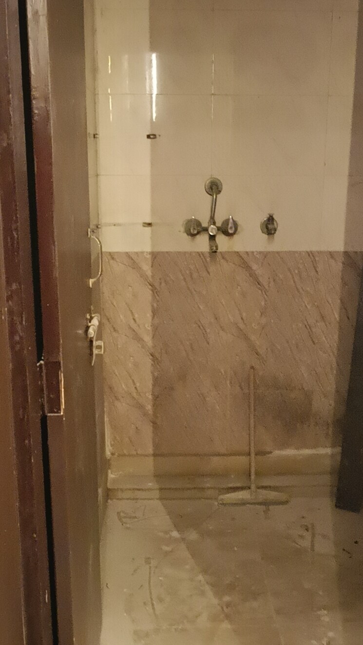 Bathroom, shalimar garden extension 1 3 Bedroom 1000 Sq.Ft. Builder Floor In Shalimar Garden Extension 1 Ghaziabad 8211052