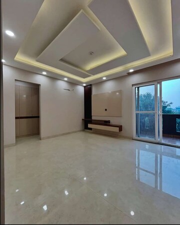Room in 4 BHK Builder Floor at Srishti Greenfield Homes, Green Fields Colony – for Rent