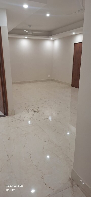 Room in 2 BHK Builder Floor at East Canal Road – for Rent