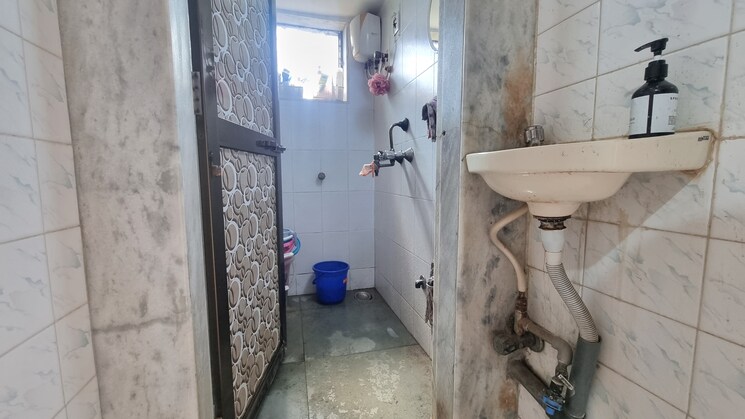 Bathroom, evershine nagar 1 Bedroom 450 Sq.Ft. Apartment In Evershine Nagar Mumbai 8211127