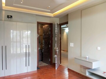 Building Lobby in 3 BHK Apartment at SS Mayfield Gardens, Sector 51 – for Rent