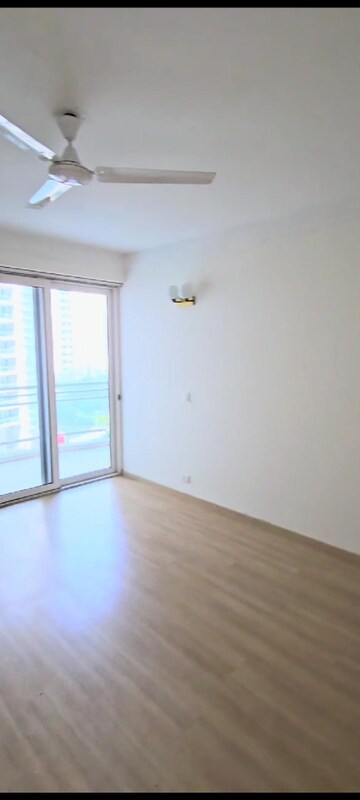 Room in 4 BHK Apartment at DLF The Belaire, Sector 54 – for Rent