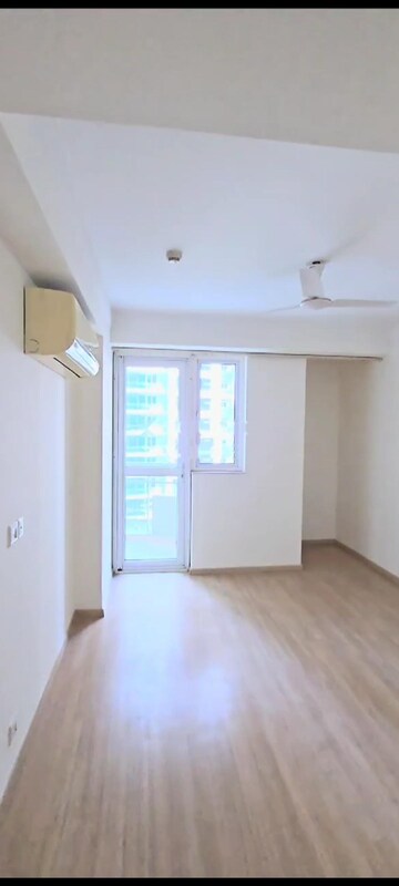 Room in 4 BHK Apartment at DLF The Belaire, Sector 54 – for Rent