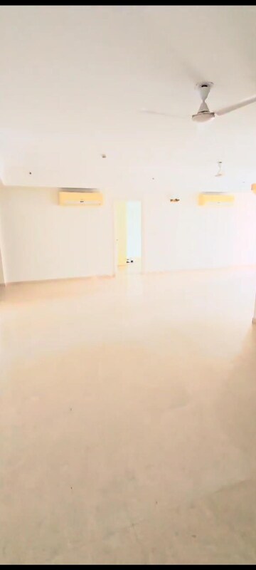 Room in 4 BHK Apartment at DLF The Belaire, Sector 54 – for Rent