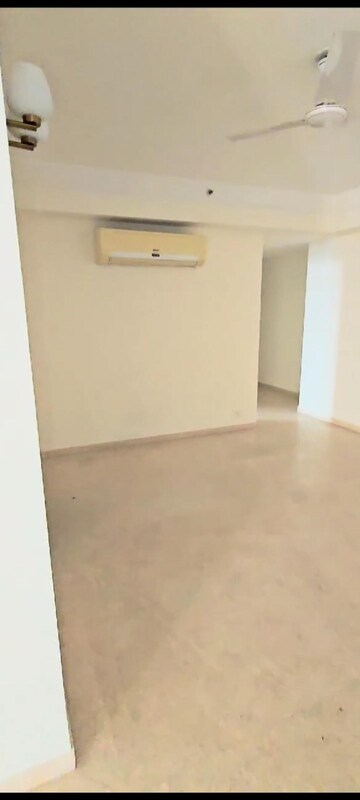 Room in 4 BHK Apartment at DLF The Belaire, Sector 54 – for Rent