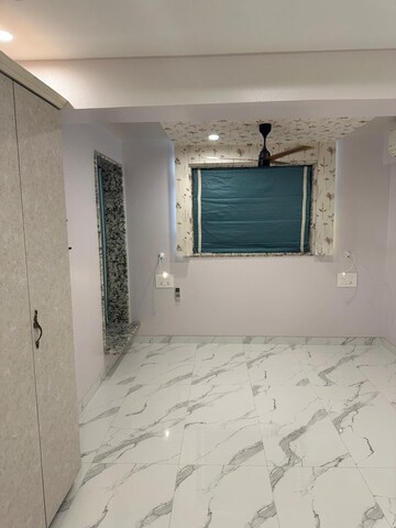 Room in 1 BHK Apartment at Sea Crest Apartment, Andheri West – for Sale