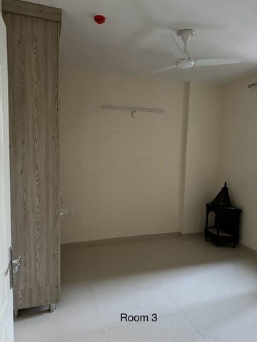 Room in 3 BHK Apartment at Omaxe The Palace, Gomti Nagar – for Rent